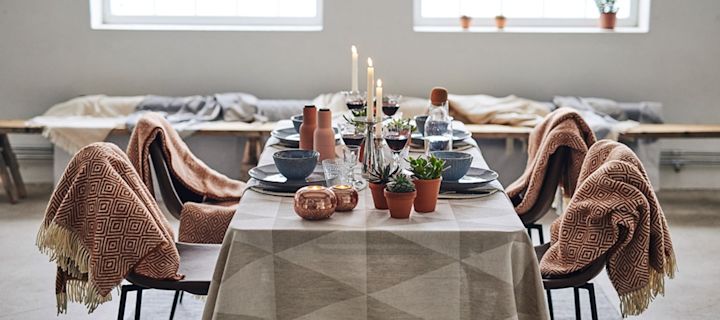  En modern dukning med Broste Copenhagen servis Nordic Sea som utmanar. 