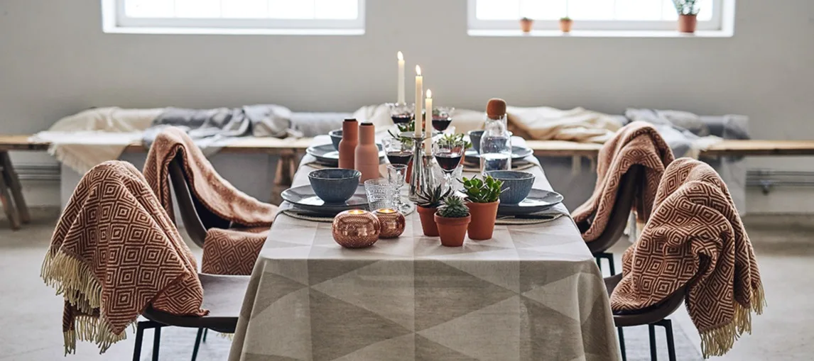 En modern dukning med Broste Copenhagen servis Nordic Sea som utmanar.