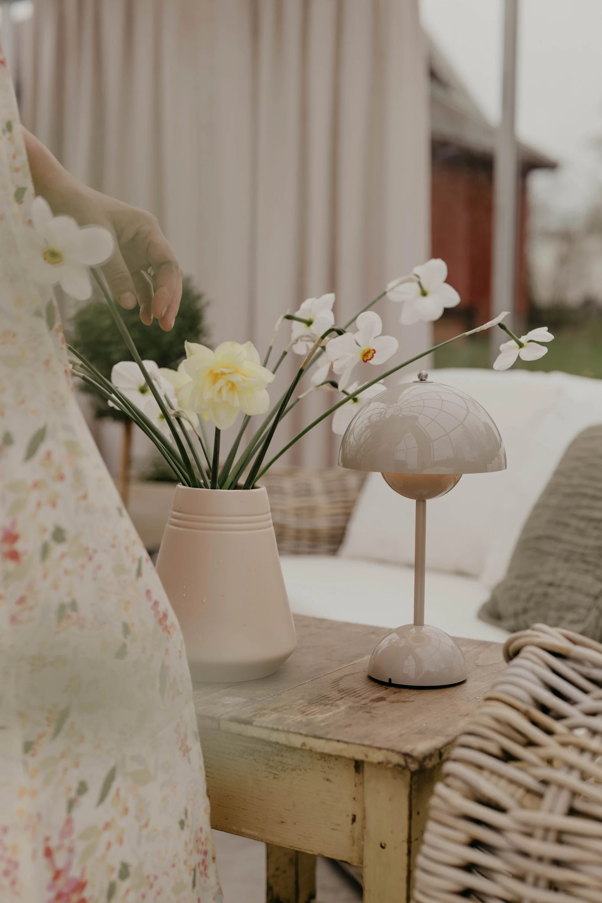 Portabel belysning såsom Flowerpot bordslampa VP9 och Lines vas från NJRD med blommor i är perfekt att inreda växthus med. Johanna Berglund, @snickargladjen