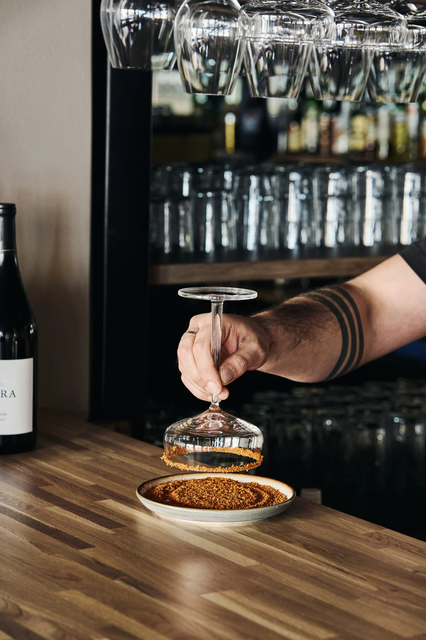 Ge dina mocktails en speciell touch genom att doppa kanten i en tallrik med chiliflakes, som på bilden här.