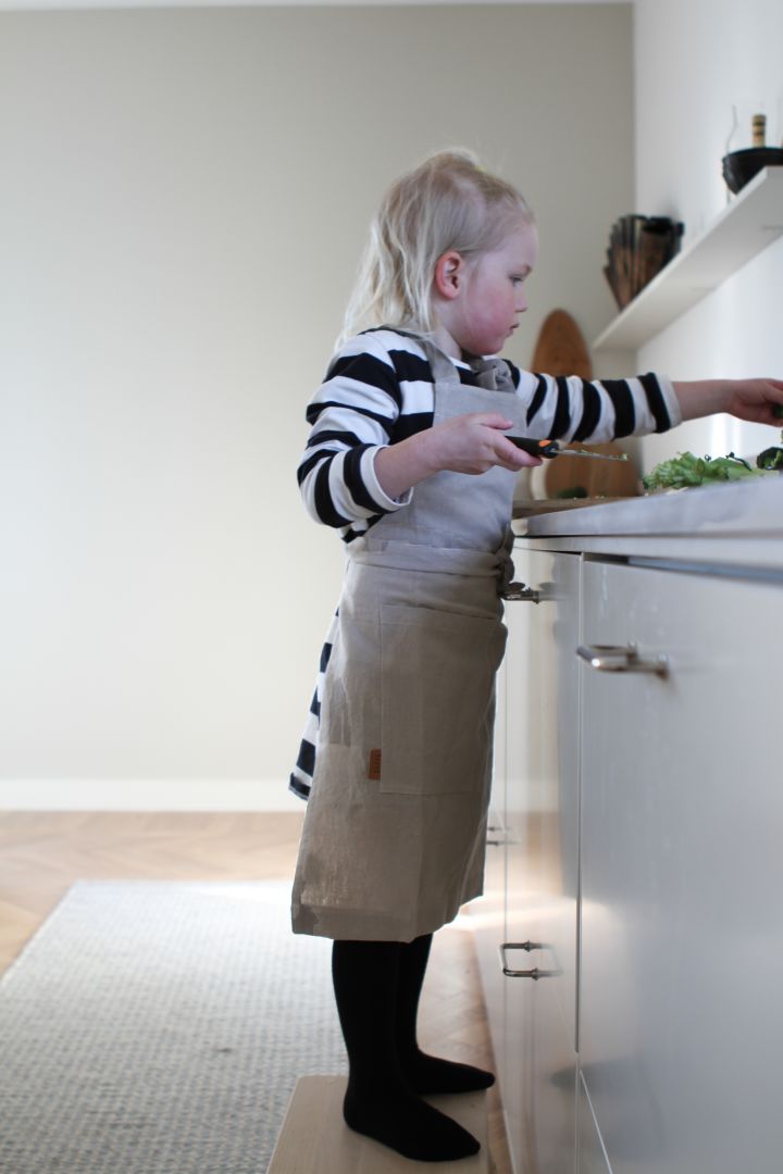Moe of Swedens barn lagar mat i det nyrenoverade köket. Här ser du mjuka Merino matta i beigea toner från Classic Collection.