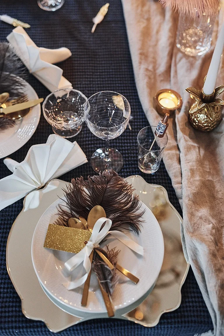Tallrikskuvert på nyårsdukning med guldbestick från Bitz, Swedish Grace vit tallrik & spegel från Lene Bjerre.