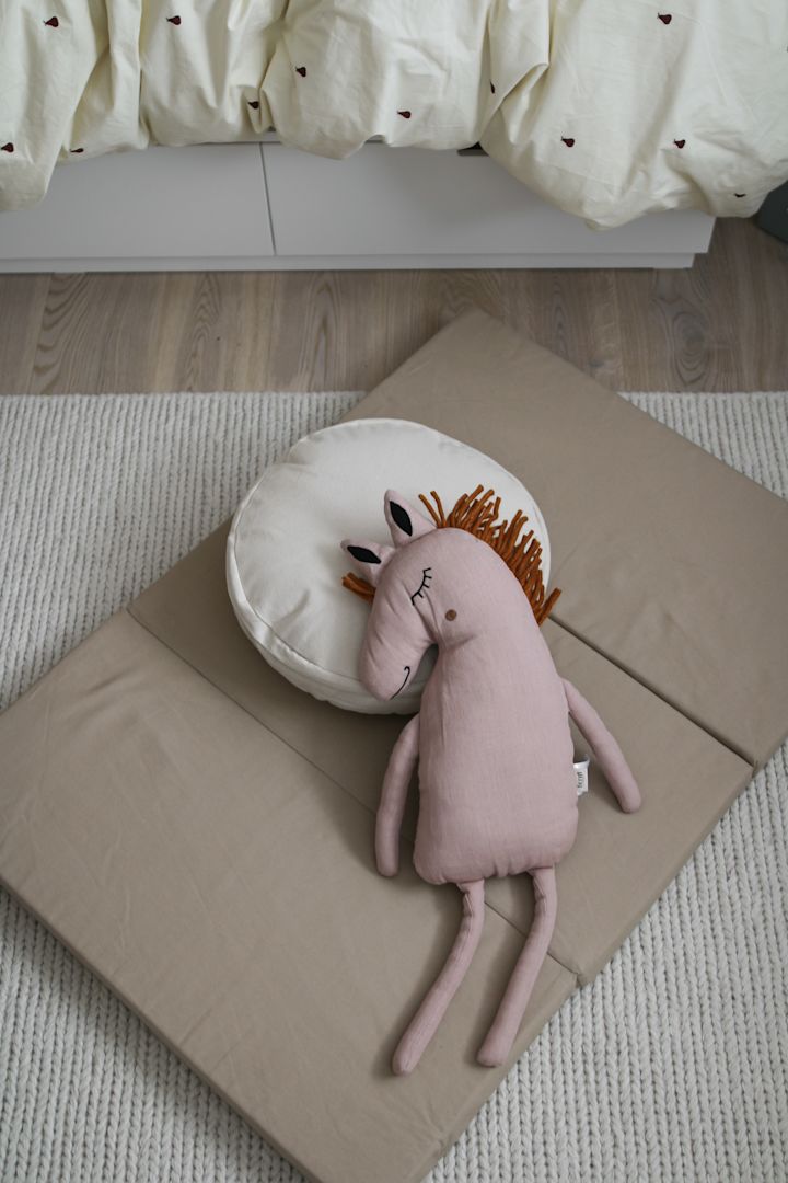 Inreda barnrum - inspiration hemma hos influencern @joanna.avento där hon inrett barnrummet med en praktisk lekmatta från Kid´s Concept.