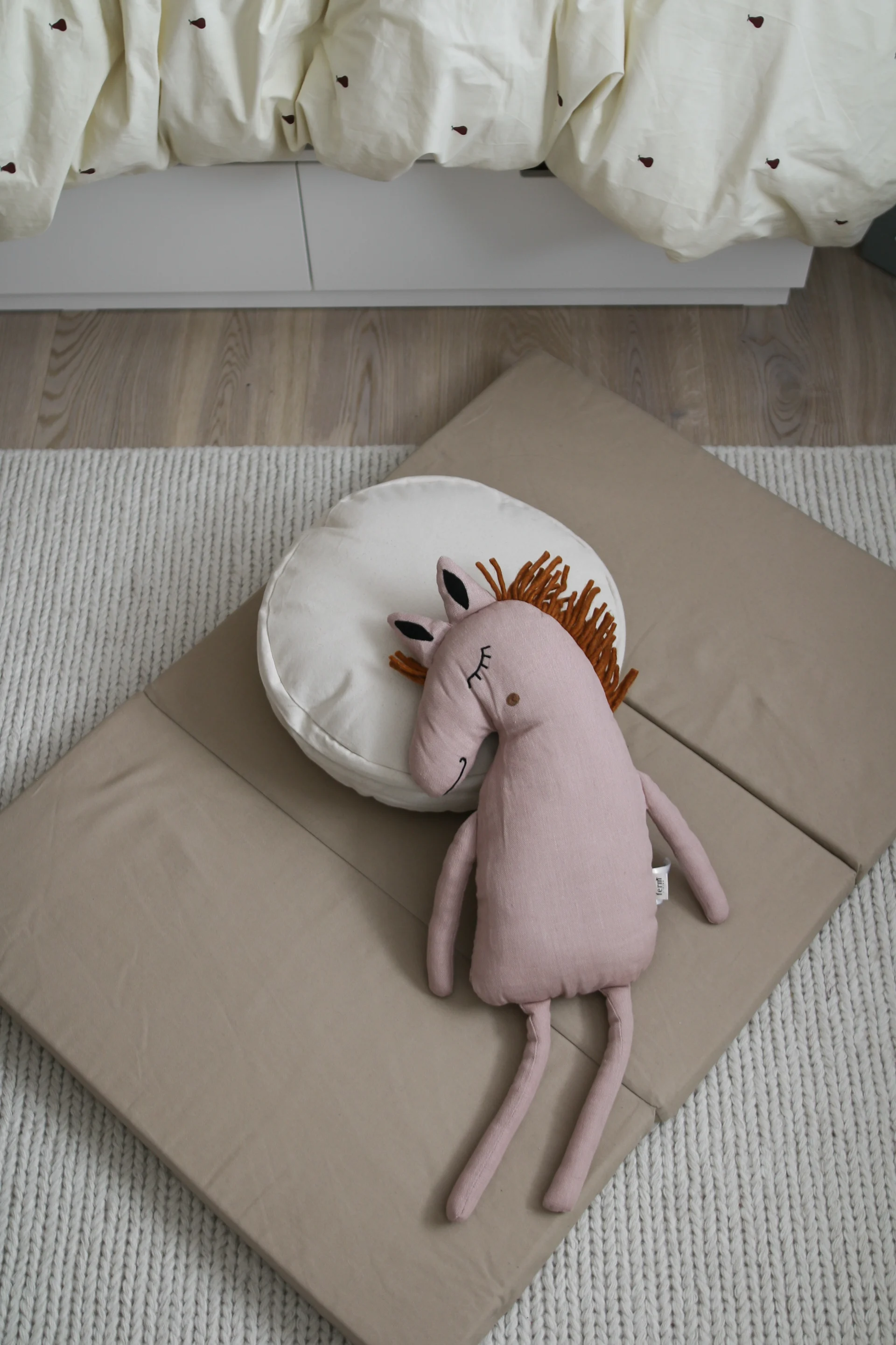 Inreda barnrum - inspiration hemma hos influencern @joanna.avento där hon inrett barnrummet med en praktisk lekmatta från Kid´s Concept.