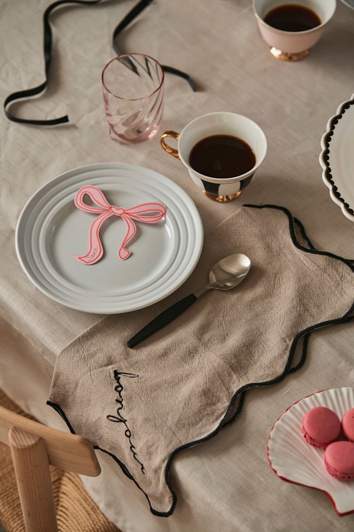 Duka upp för ett Galentine's-firande med dina favorittjejkompisar. Här ser du linneservetter från Byon och svartvitrandiga tekoppar från Hilke Collection. 
