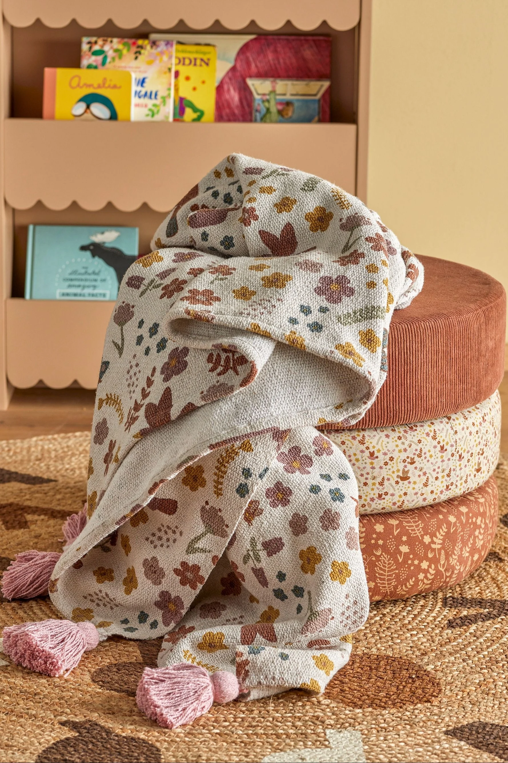 Ullfilten Kristine från Bloomingville håller barnet varmt efter badet eller i spjälsängen, vilket gör den till en omtänksam present till babyshowern.