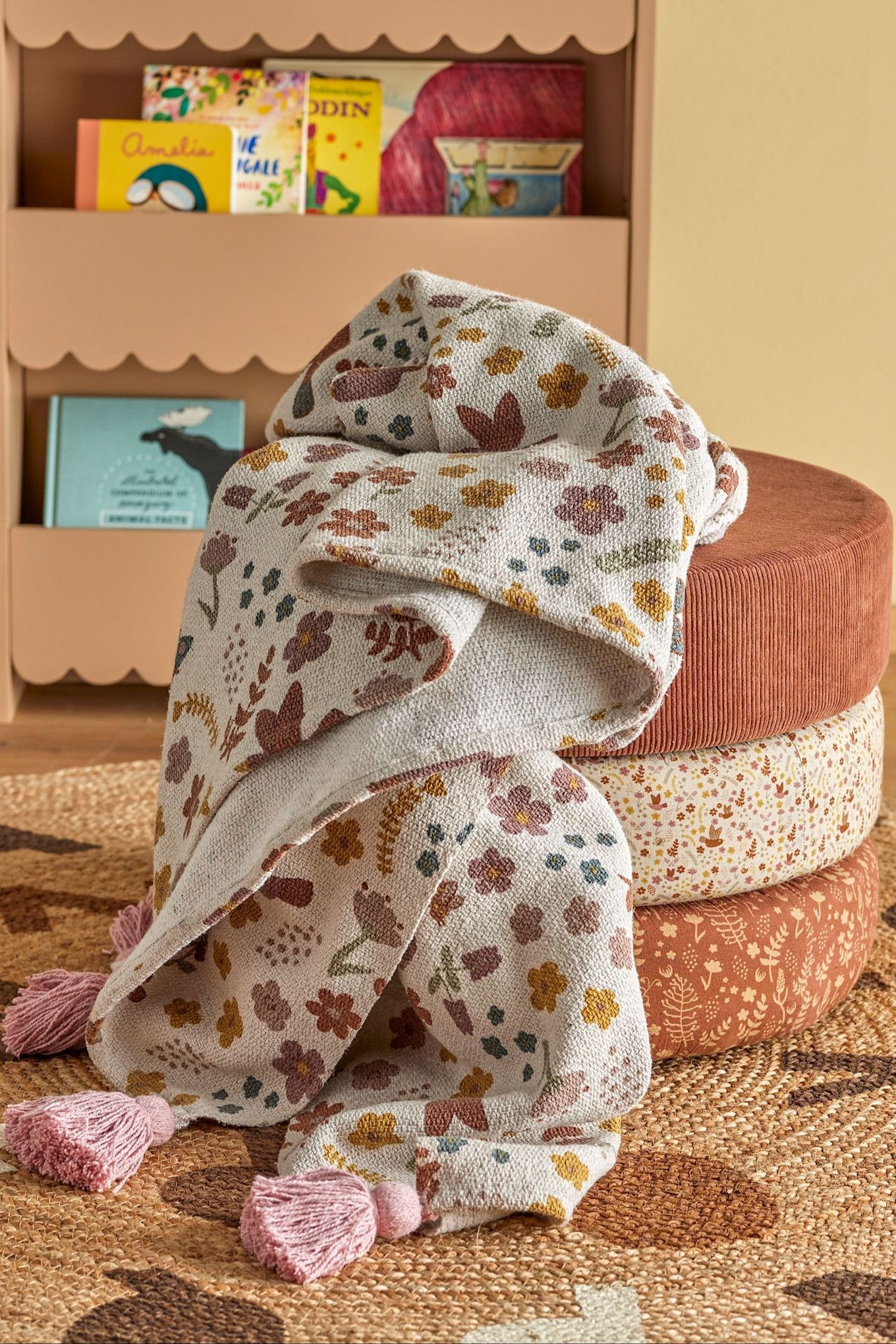 Ullfilten Kristine från Bloomingville håller barnet varmt efter badet eller i spjälsängen, vilket gör den till en omtänksam present till babyshowern.