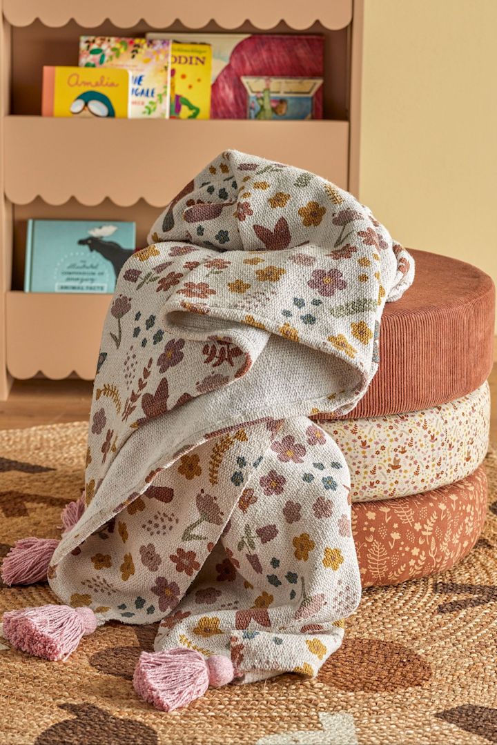 Ullfilten Kristine från Bloomingville håller barnet varmt efter badet eller i spjälsängen, vilket gör den till en omtänksam present till babyshowern.
