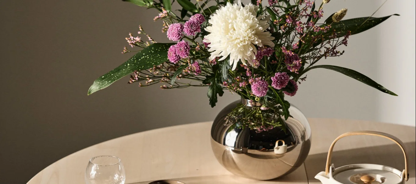 Amico-vasen från Hilke Collection står på ett matbord, den bästa vasen för snittblommor.