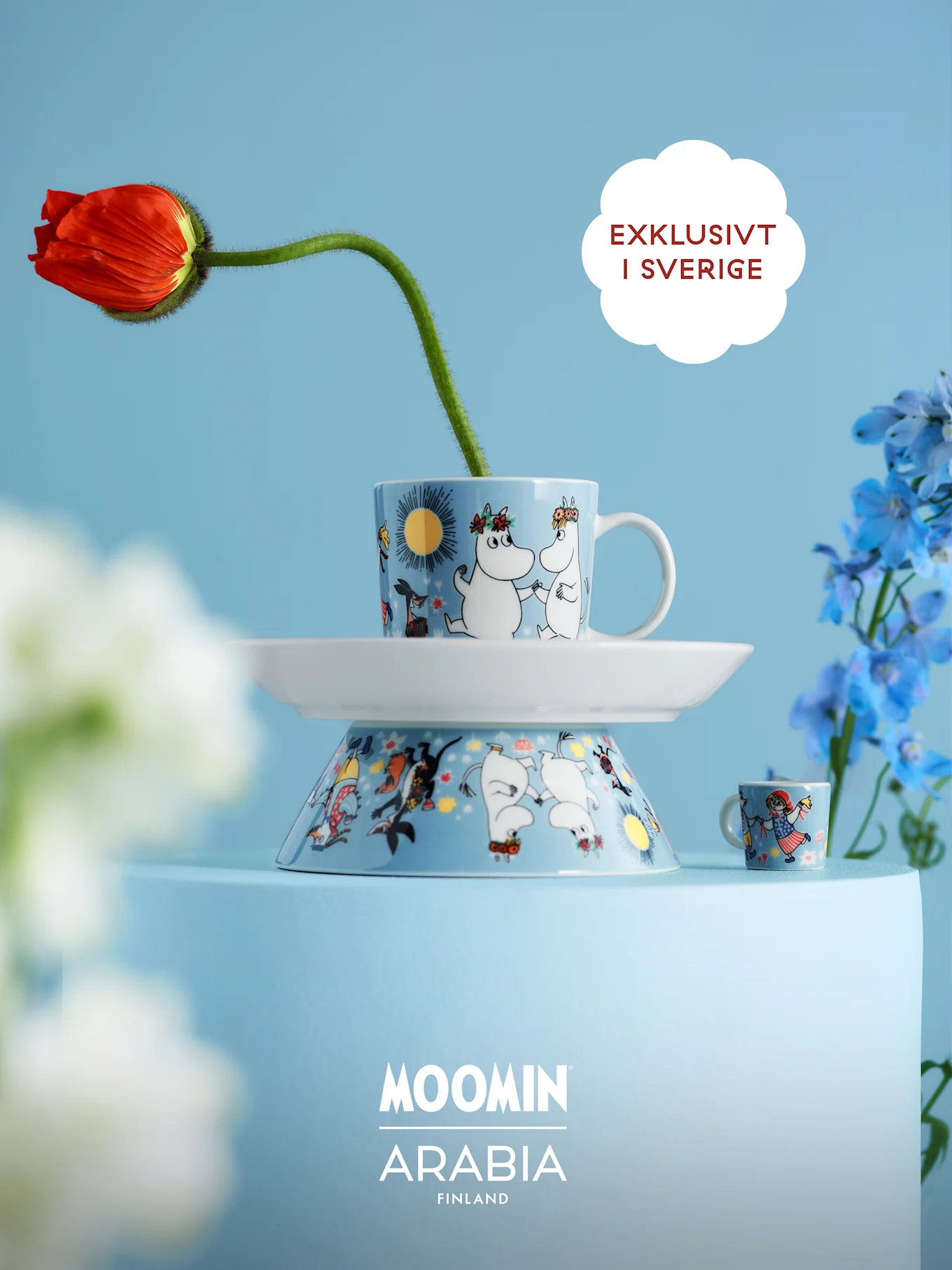 Moomin Arabia kollektion: muggar, tallrik, skål med dansande Mumin-figurer, röd vallmo, blå blommor. Exklusivt i Sverige.