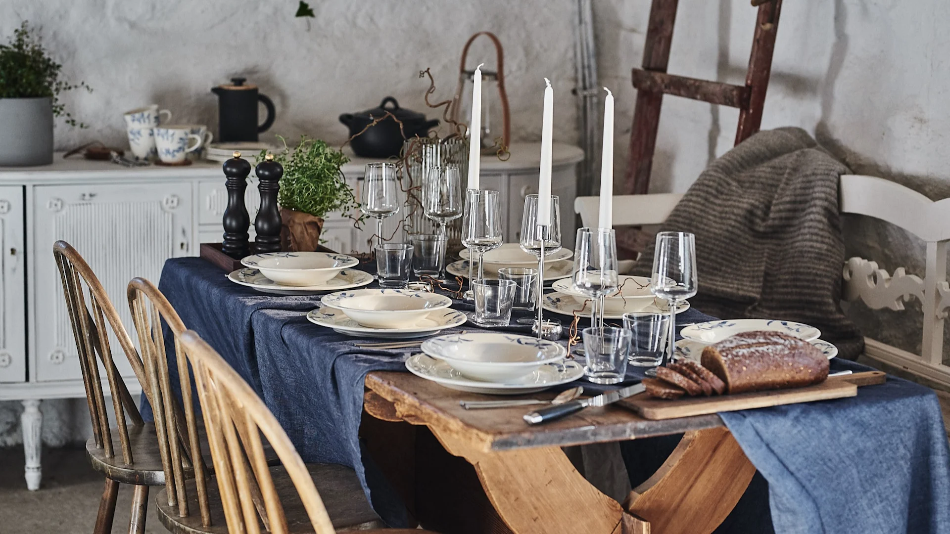 Det är uppdukat med Havspil – ett blåvitt porslin från Scandi Living, Cooee Design ljusstakar och Iittala-glas. 