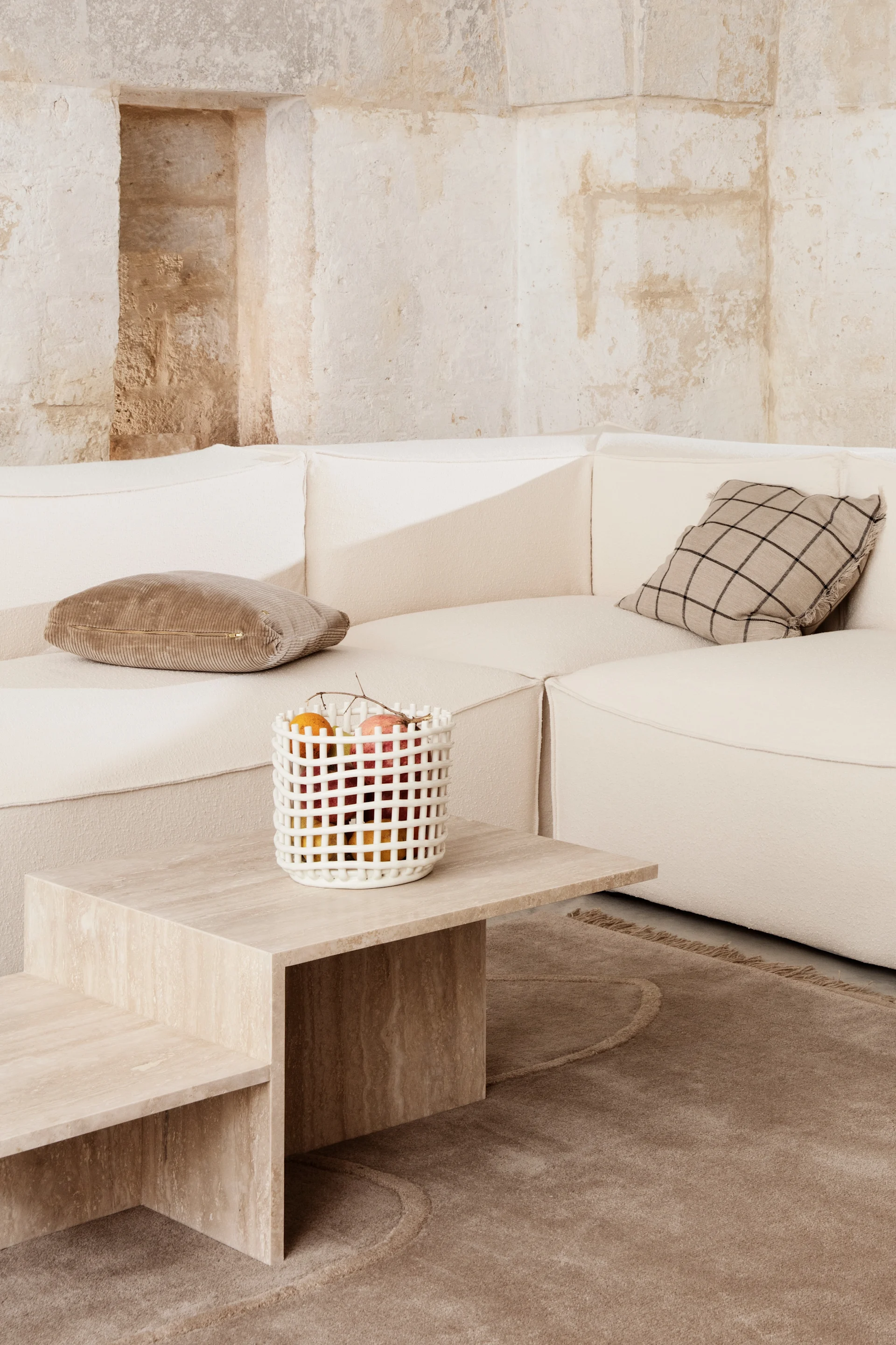 Distinct soffbord i beige marmor i ett vardagsrum med beige ton-i-ton - en av 7 beigea favoriter att satsa på i höst.