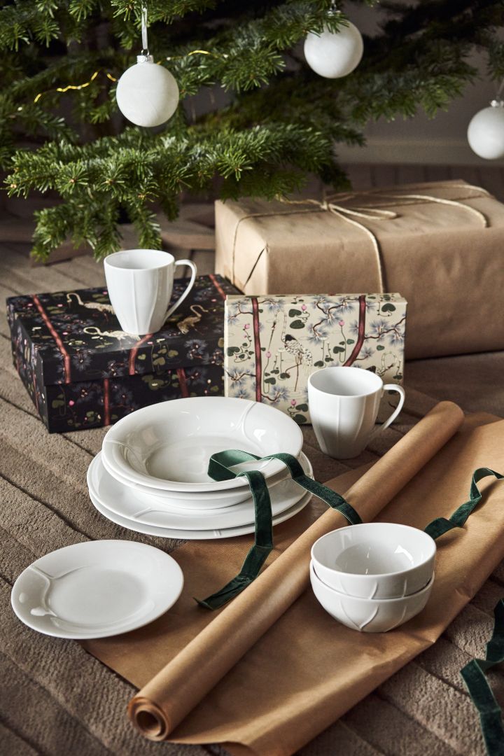 Ge bort ett gåvoset i julklapp med Pli Blanc-serien från Rörstrand till den som älskar klassiskt porslin.