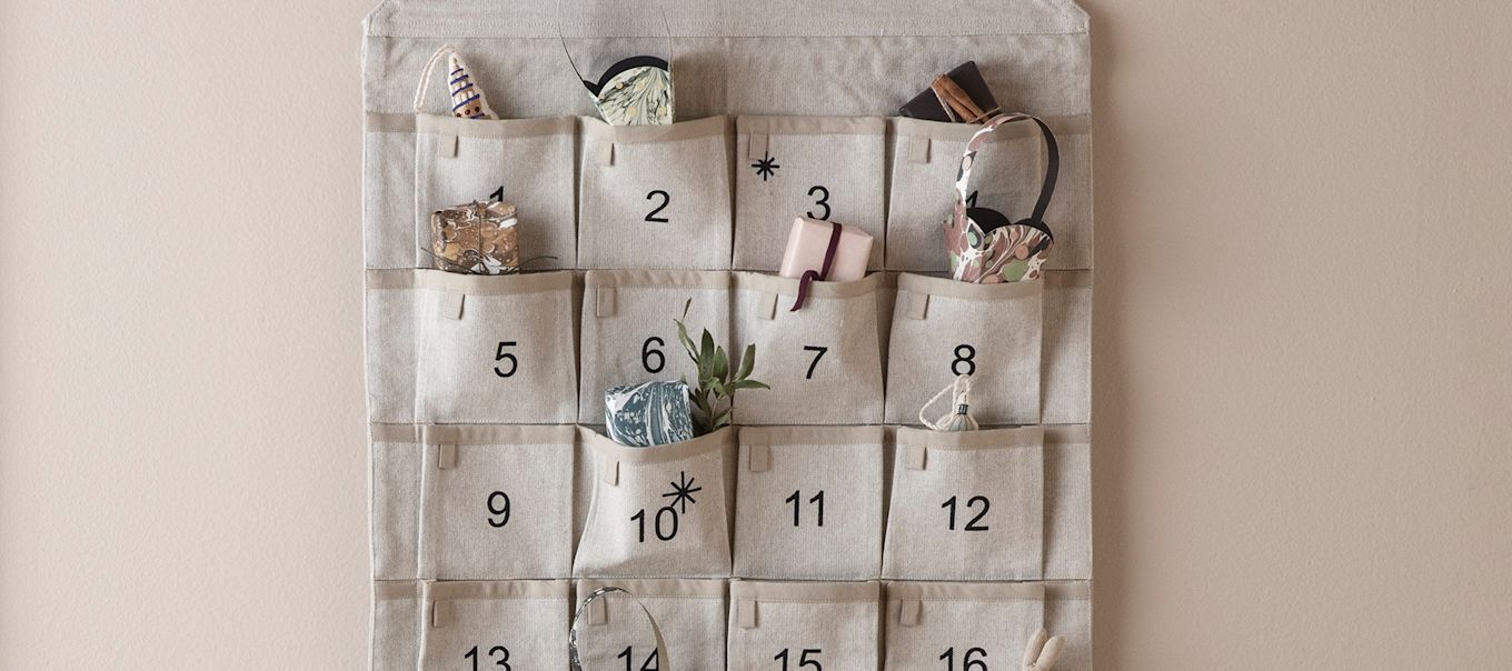 Adventskalender tips - gör din egen adventskalender med Ferm Livings vita i tyg med fickor att lägga gåvor i till vuxna som barn. 