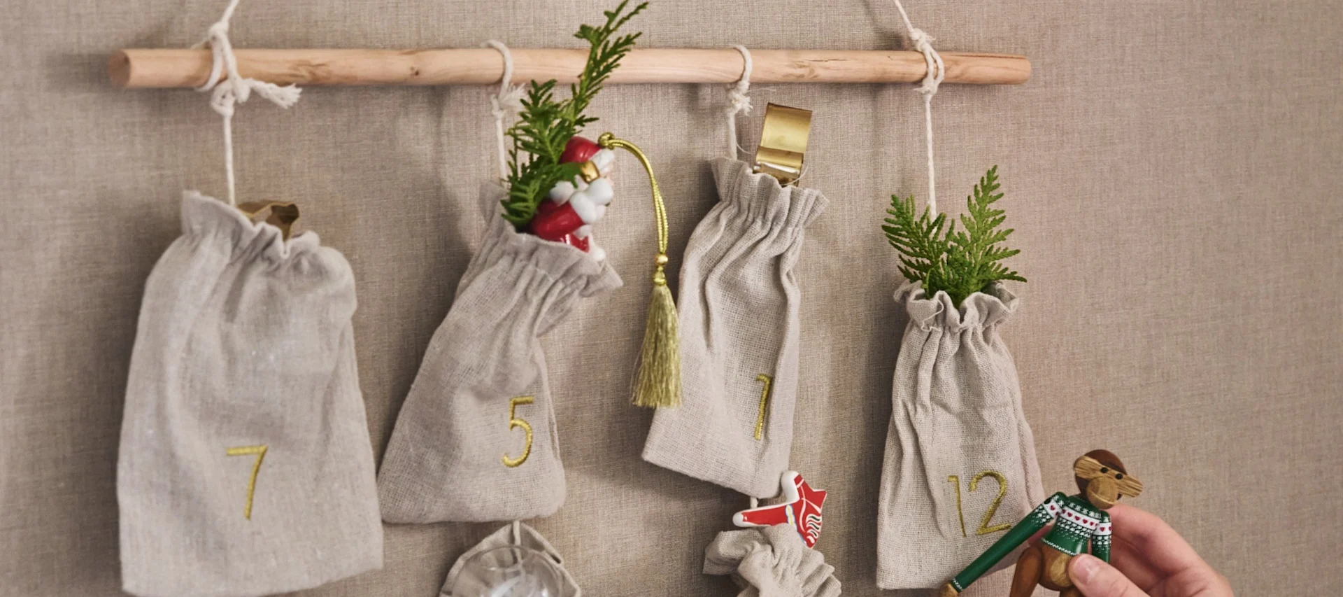 Adventskalender tips - gör din egen adventskalender med Ferm Livings vita i tyg med fickor att lägga gåvor i till vuxna som barn. 