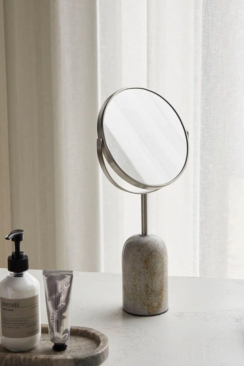 En förstoringsspegel som denna dubbelsidiga bordsspegel Marble från Meraki kan vara extremt användbar vid rakning och är därför en bra present på Fars dag.