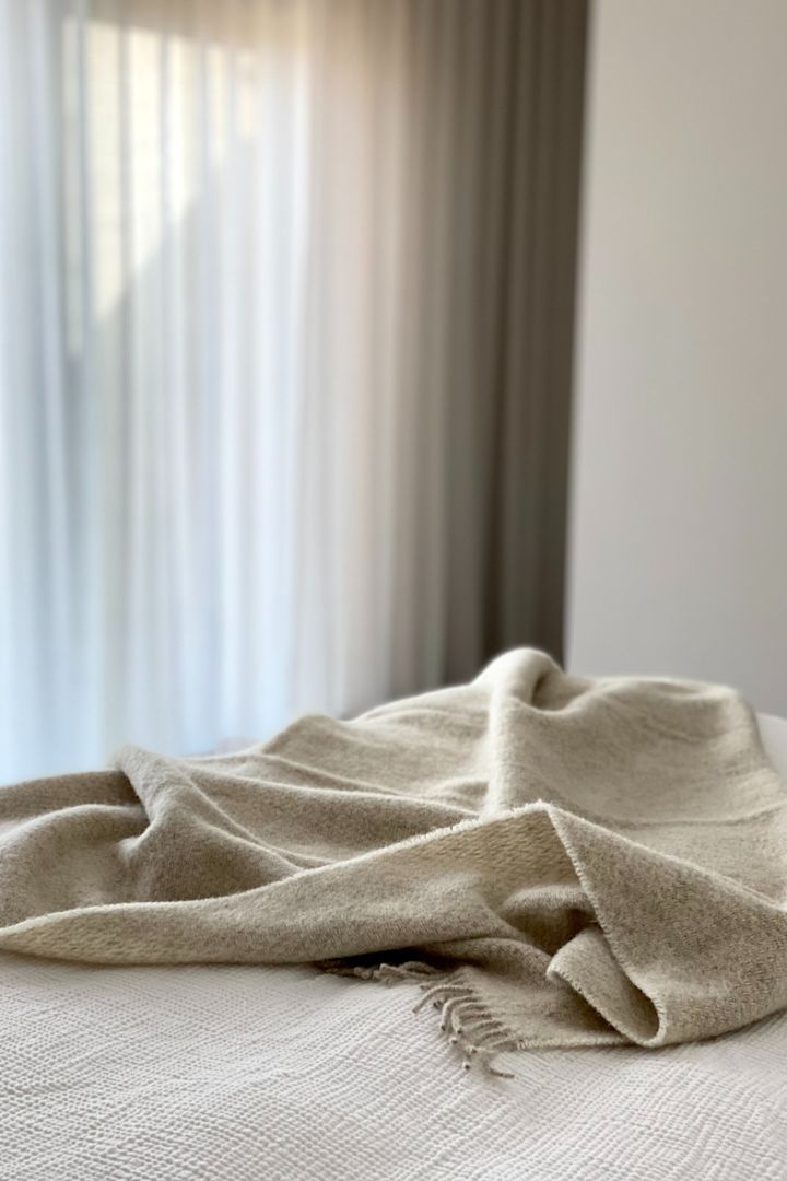 Stilrena Sandstone ullpläd är den perfekta bröllopsgåvan att ge till brudparet. 
