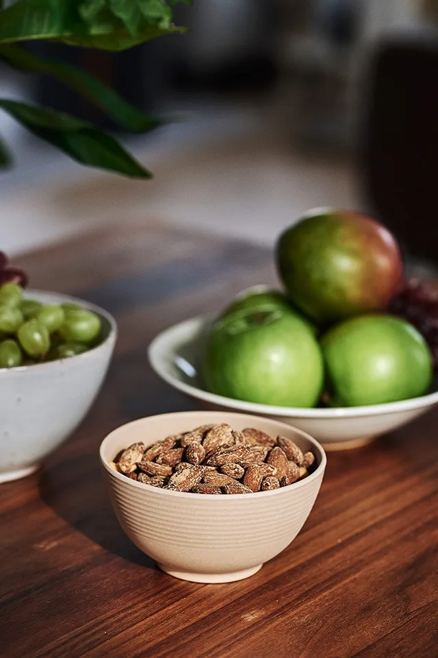 Servera nötter ur en liten skål från Bloomingville på festen så kan gästerna fritt ta för sig för en avslappnad stämning.