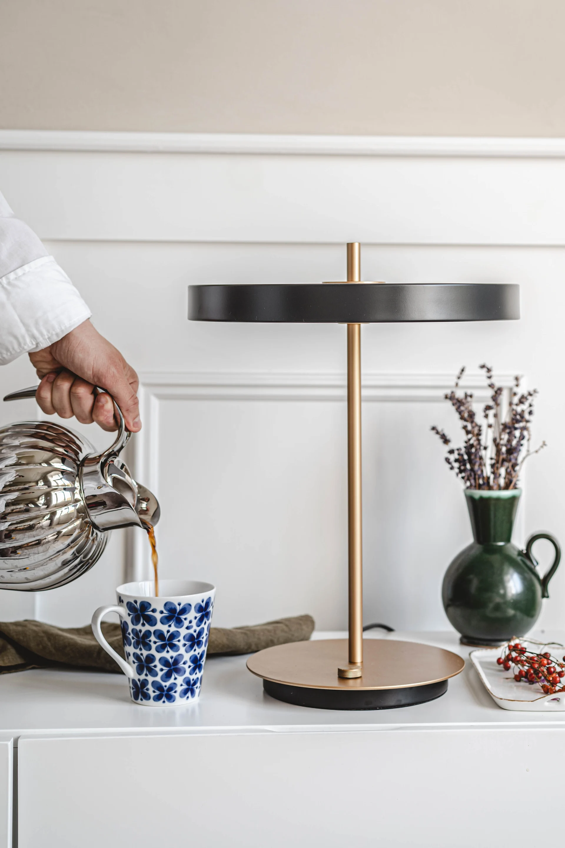 Bordslampa från Umage hemma hos Hannes Mauritzson där han delar med sig av sina bästa inredningstips. 