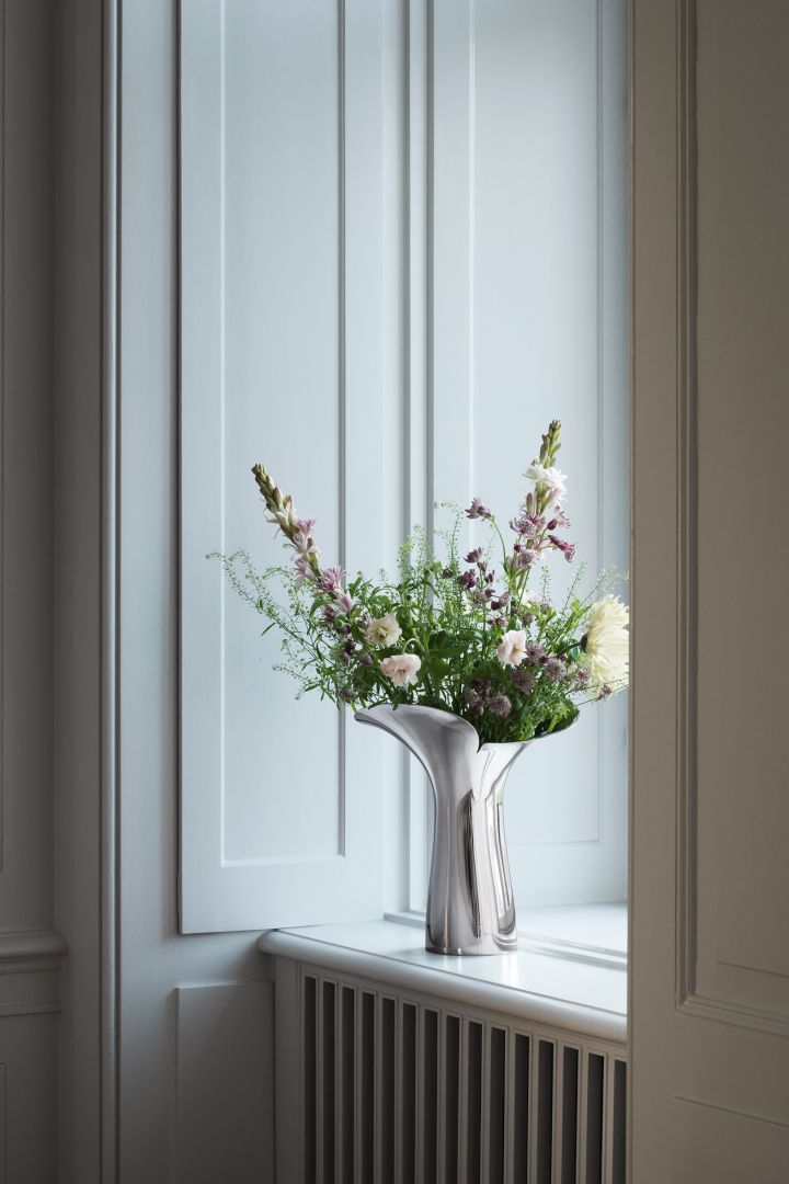 Lekfulla Bloom Botanica vas i rostfritt stål från Georg Jensen är en av säsongens stora vaser för vårens blomster.