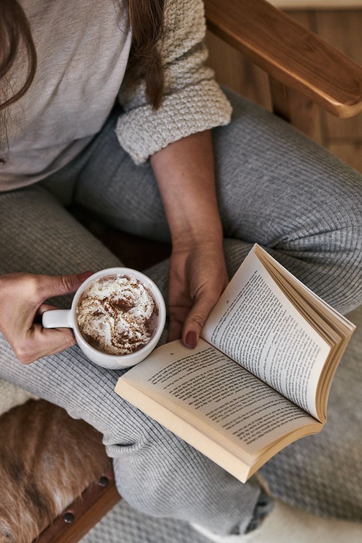 Inspiration till en mysig läshörna med stor kaffemugg och en bra bok i handen. 
