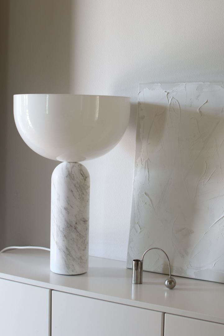 Förnya ditt hem med trendiga lampor - här ser du Kizu bordslampa från New Works i vit marmor. Foto: @ellesklingen