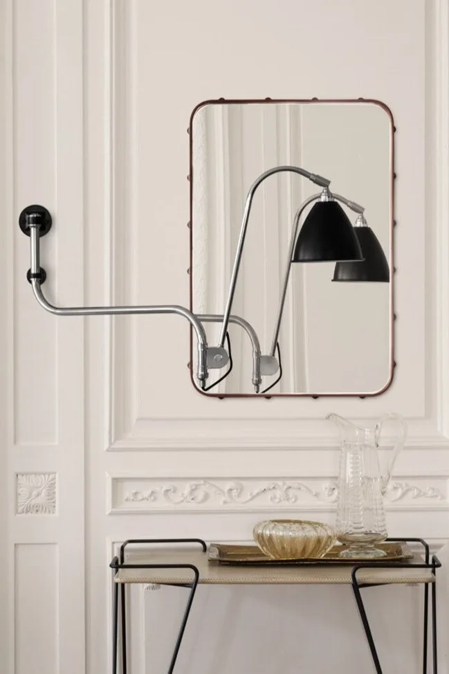 Lys upp din vardag med Bestlite BL10 vägglampa i svart-krom som är ett belysningstips för hemmet från ikoniska GUBI.