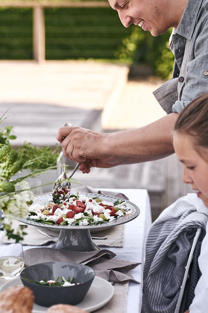 En fräsch och svalkande sommarsallad serveras till barnen på sommarlunchen från ett tårtfat från PotteryJo. 