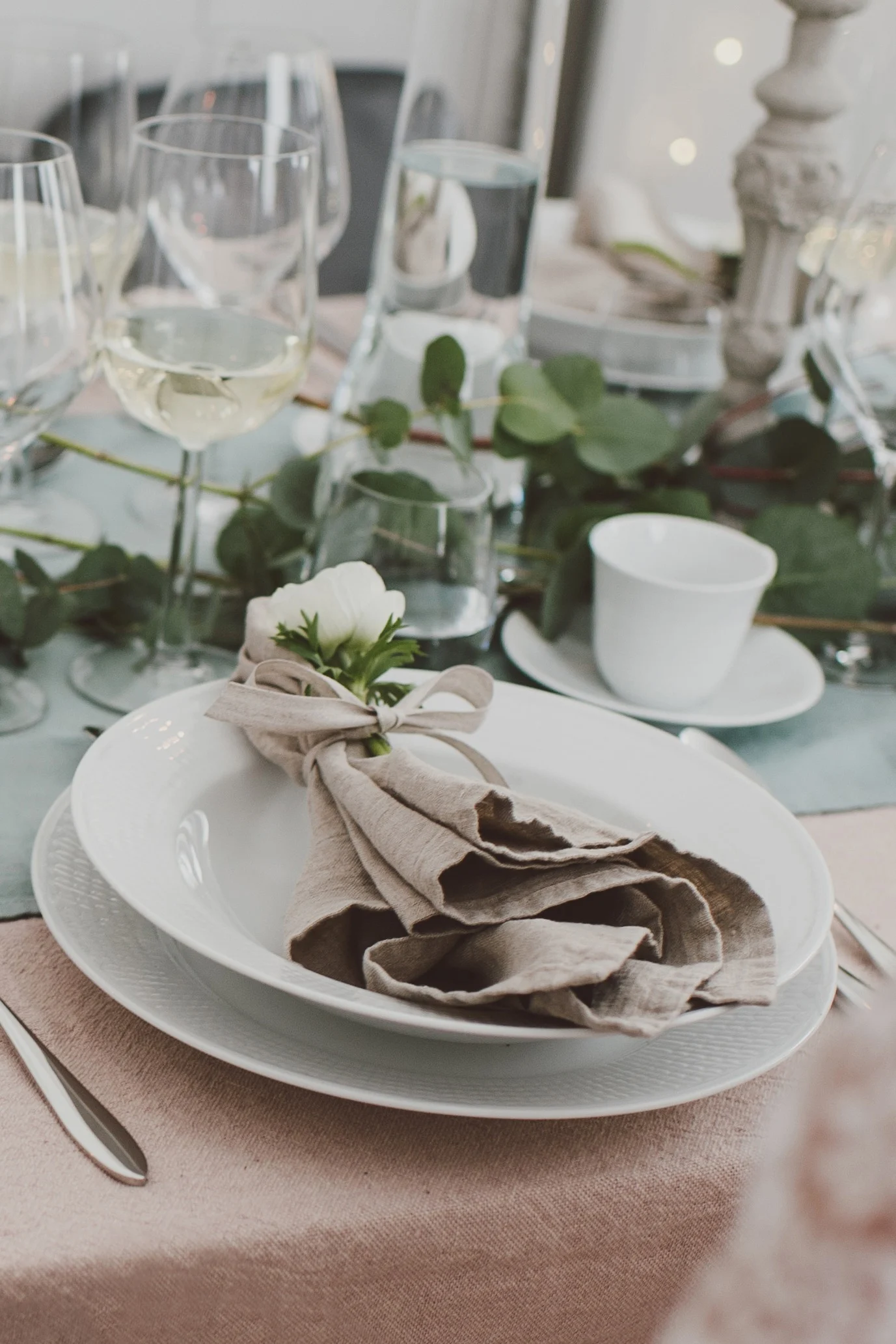En elegant bröllopsdukning med Swedish Grace tallrik från Rörstrand, silverbestick från Hardanger och beige linneservett.