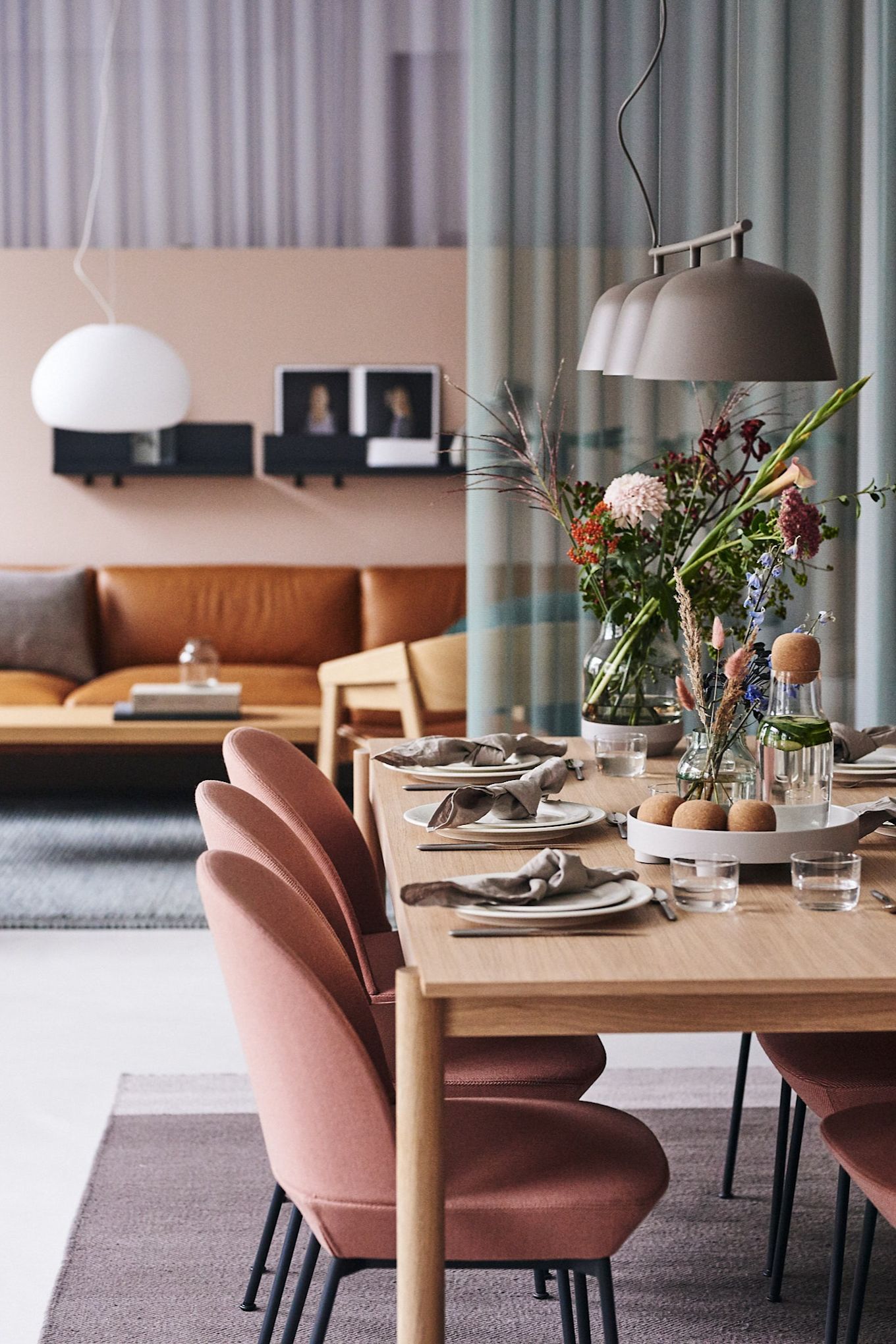 Dukat bord med möbler från Muuto och porslin från Nordic Nest på kontoret hos Muuto. 