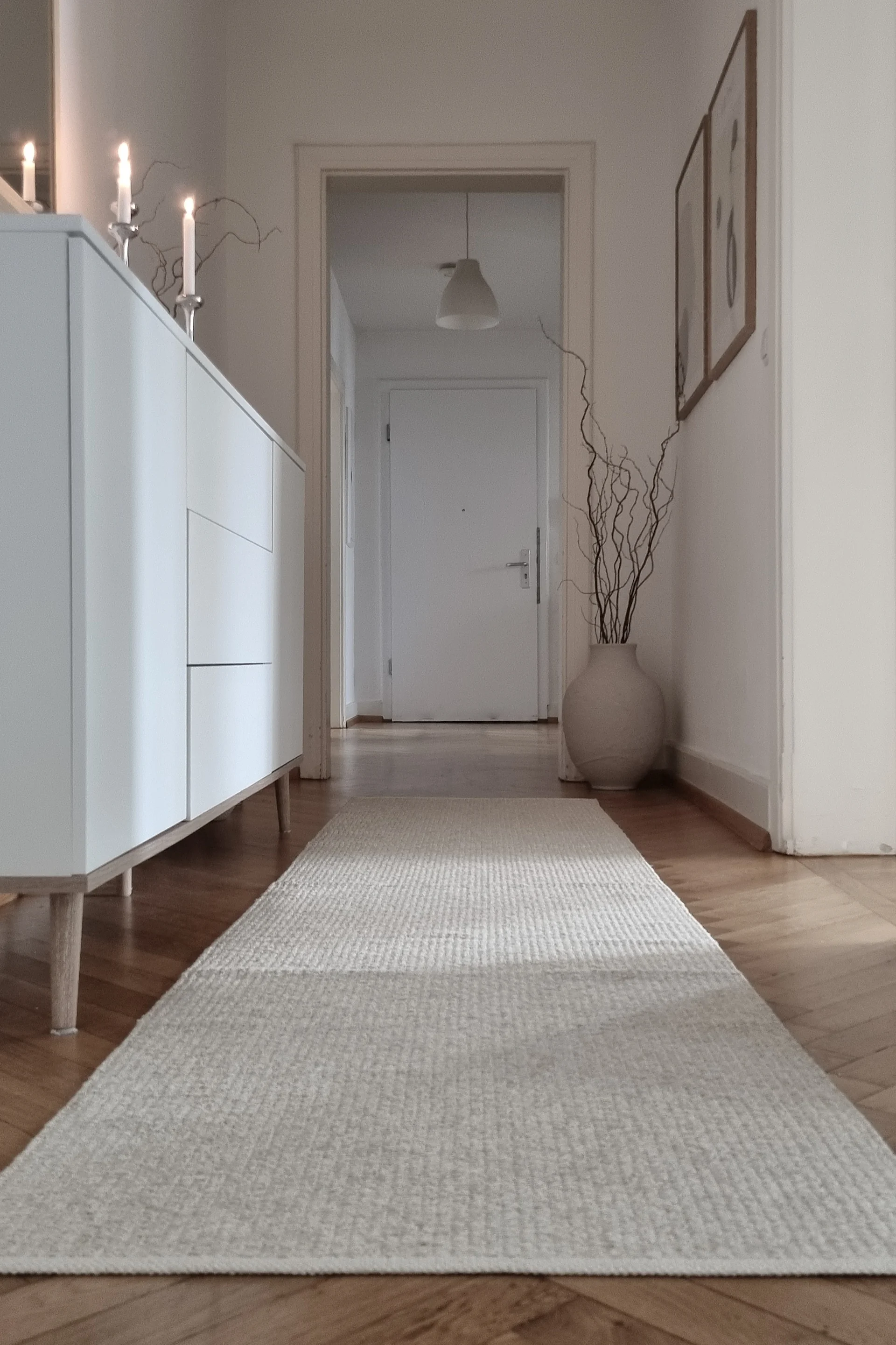 Inreda liten hall - inspiration hos @wohnfuehlen_mit_stil med en långsmal mysig matta från Scandi Living för att skapa rymd och en ombonad känsla.
