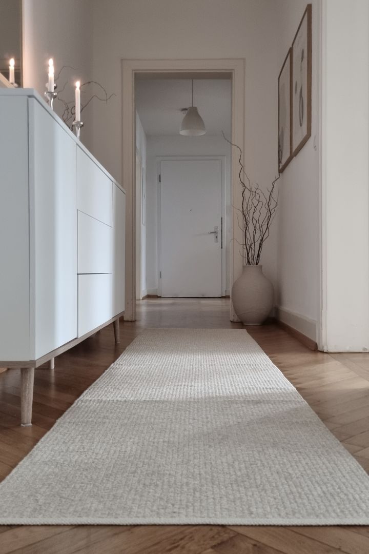 Nästa tips är att inreda liten hall med en härlig matta som Fallow matta från Scandi Living för att skapa en inbjudande känsla. Foto: @wohnfuehlen_mit_stil