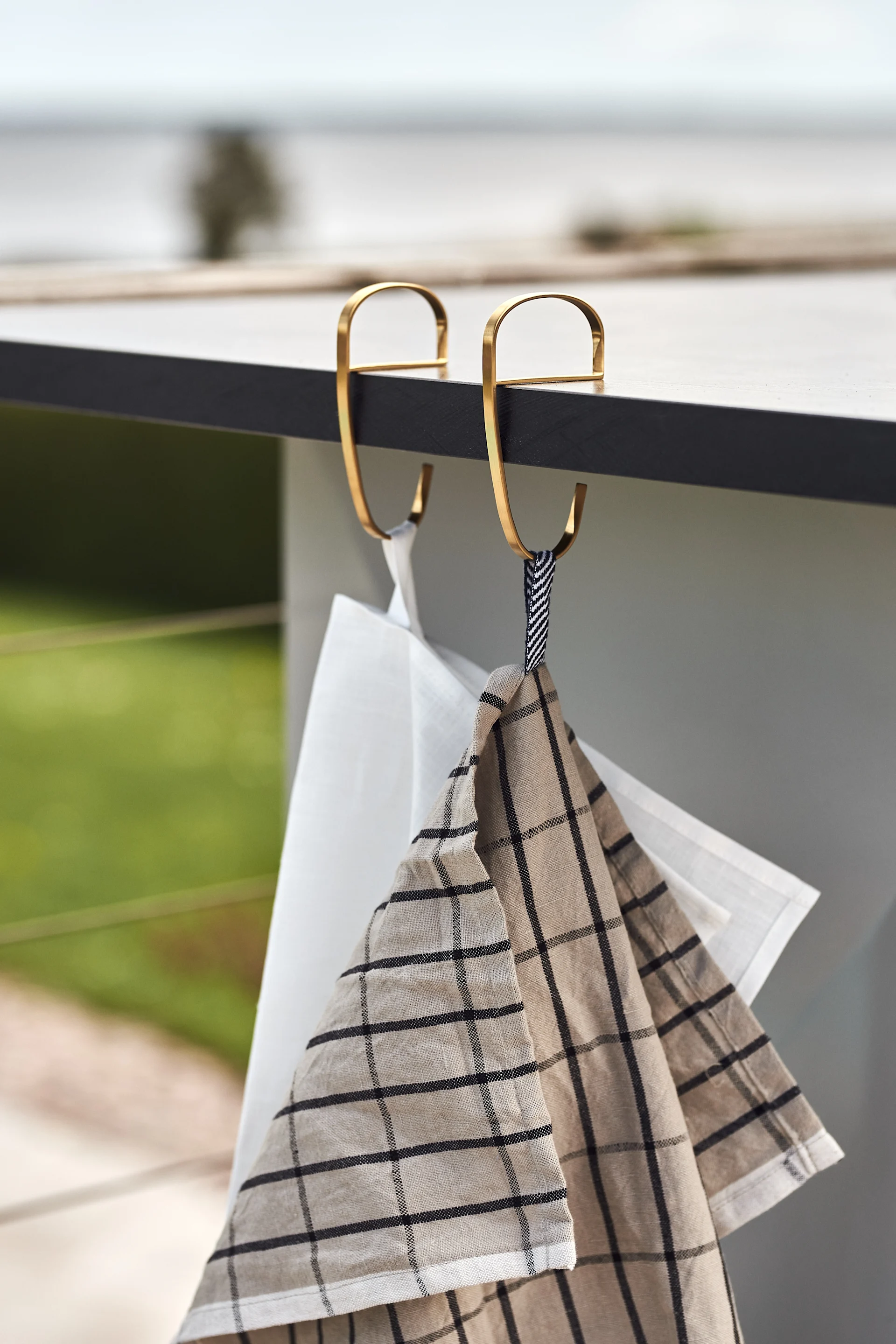 Smarta krokar från Georg Jensen i guld som är perfekta till ditt utekök.