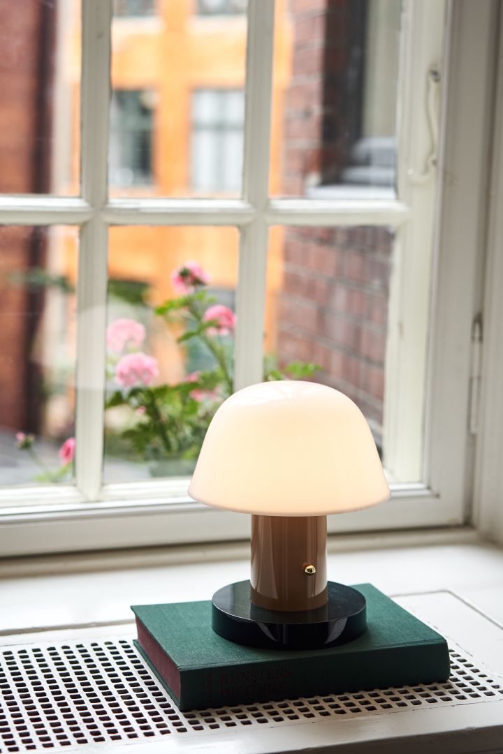 Säsongens trendiga svamplampa är Setago JH27 bordslampa från &Tradition som blir en snygg inredningsdetalj på fönsterbrädan eller i bokhyllan.