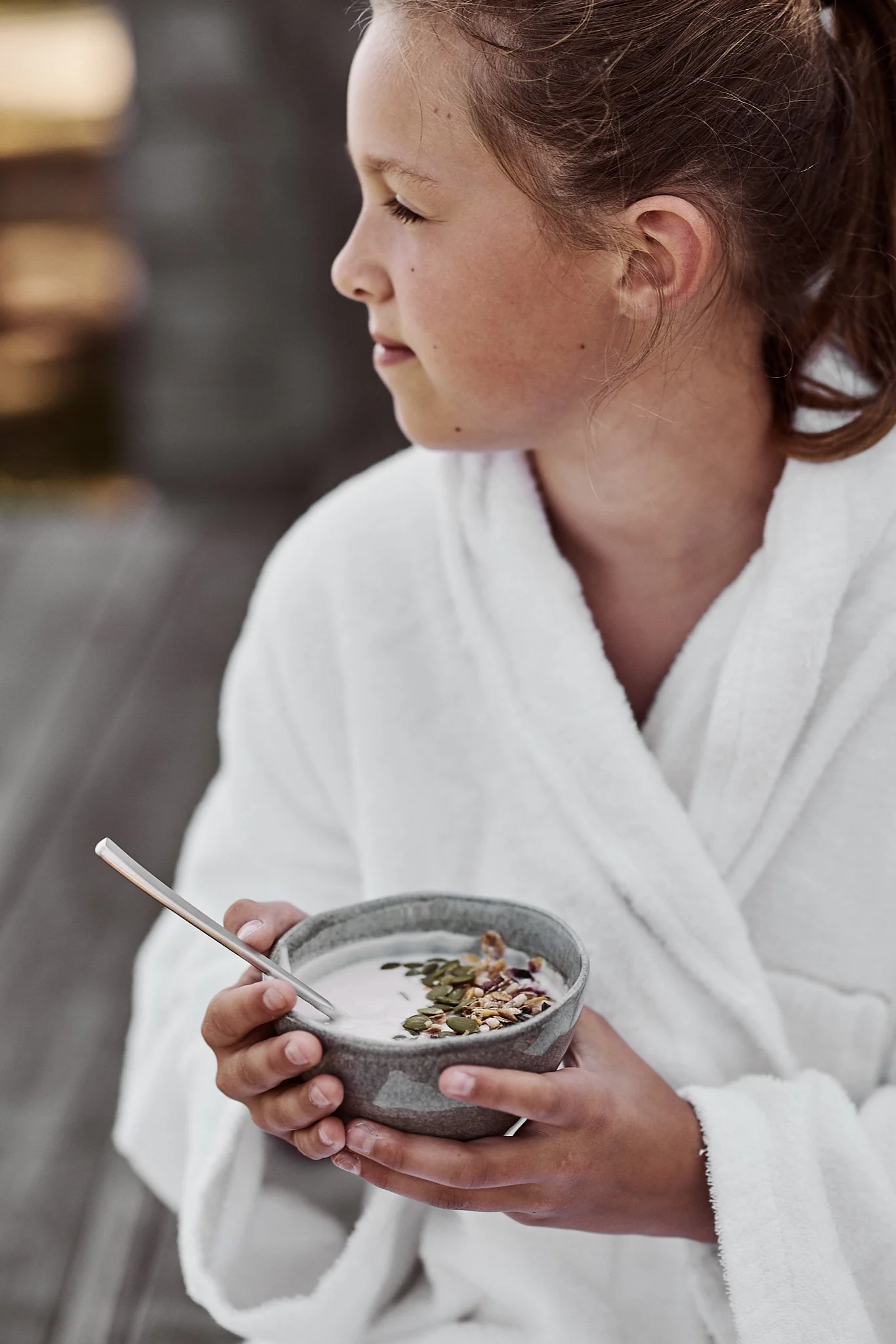 Enkel smoothie bowl med yoghurt och pumpakärnor serverad ur liten grå skål från Mateus förgyller morgonstunden. 