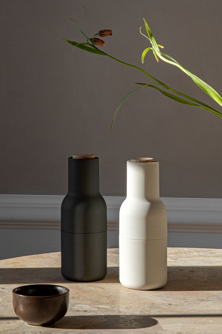 Förnya ditt kök med 11 praktiska & snygga kökstillbehör för enklare matlagning - här ser du stilrena Bottle Grinder kryddkvarn 2-pack i svart och vitt från Menu.