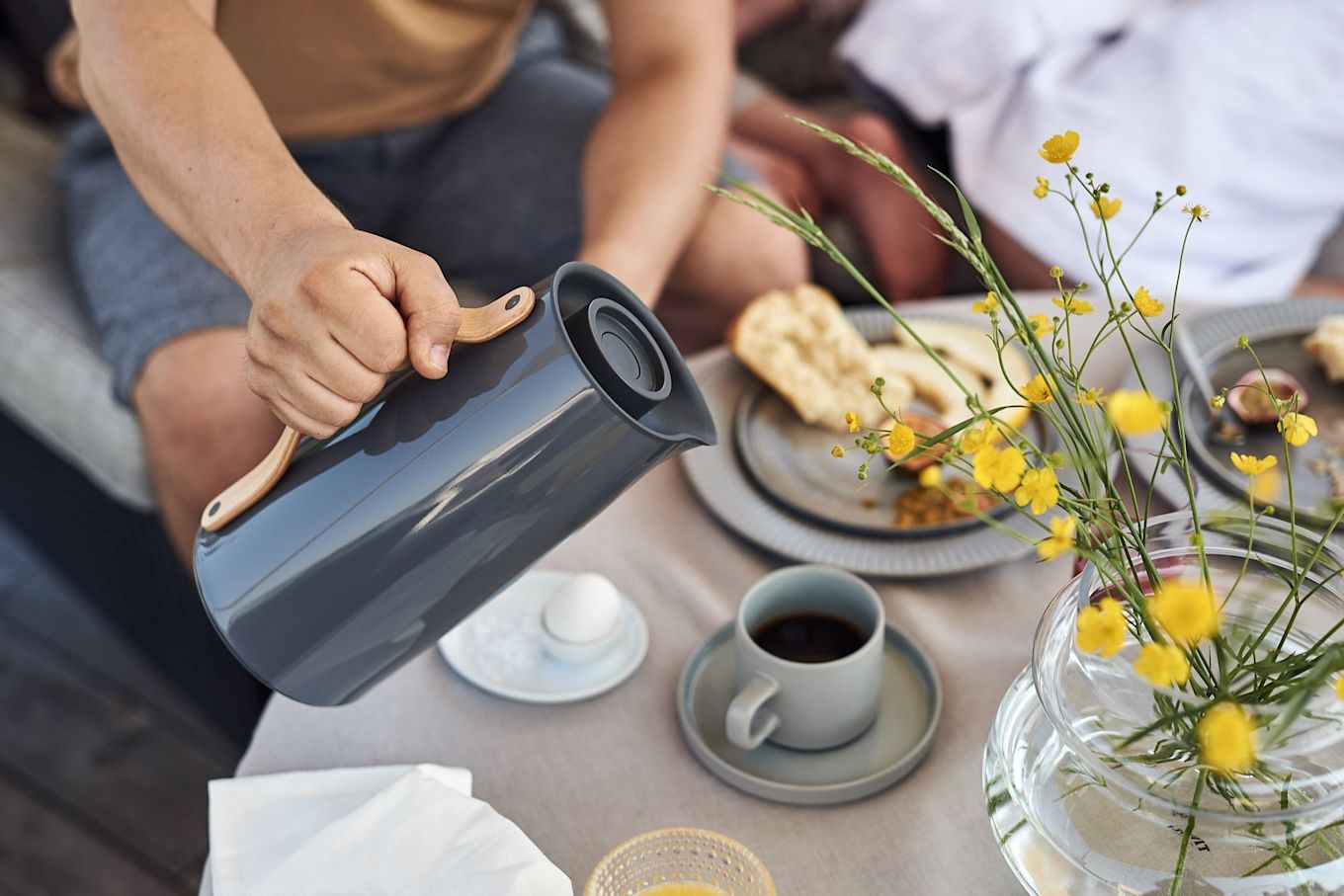 Frukost och nybryggt kaffe avnjuts på sommarmorgonen och kaffet hälls upp ur grå termos från Stelton. 