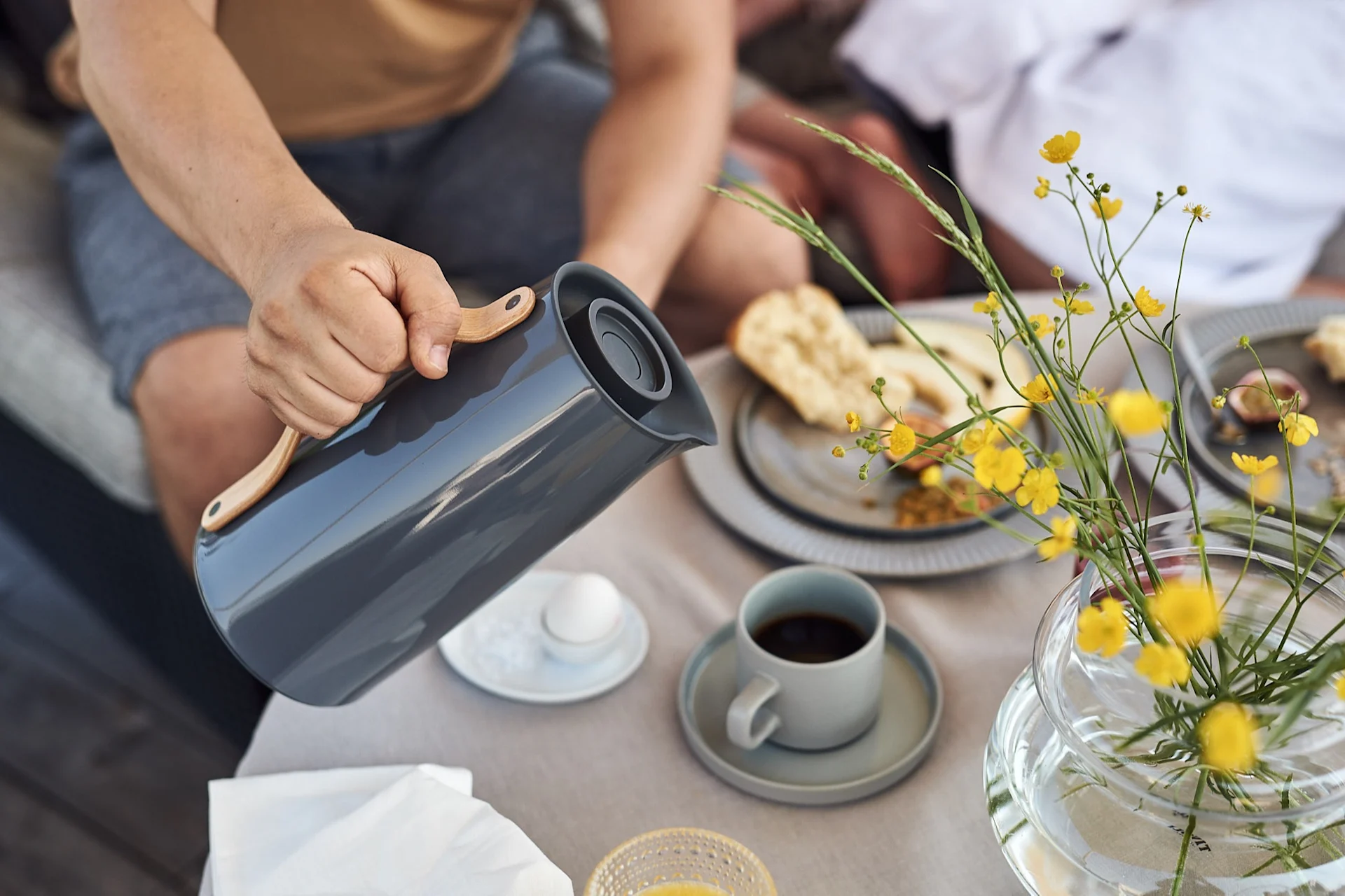 Frukost och nybryggt kaffe avnjuts på sommarmorgonen och kaffet hälls upp ur grå termos från Stelton.