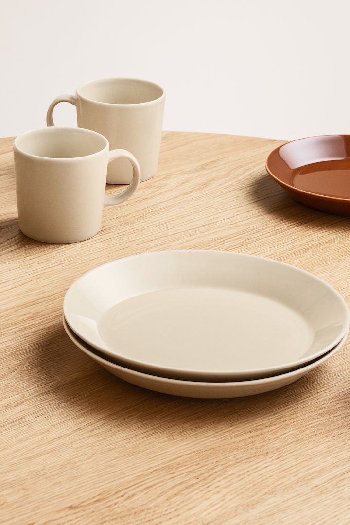 Ett startset eller klassiskt porslin är perfekta att ge bort som tidlös designgåva - här Teeam-tallrikar från Iittala i beige. 