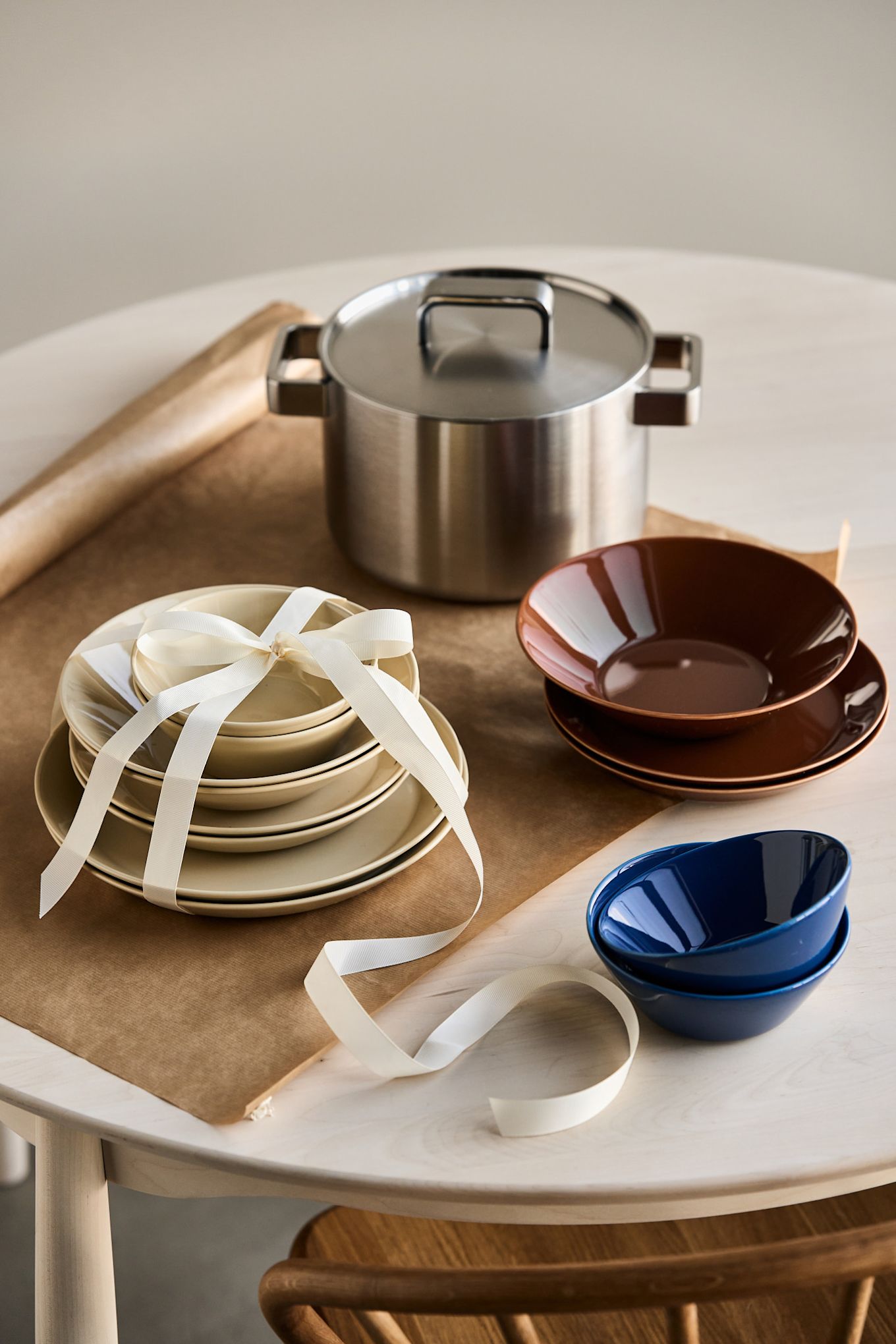 Ett startset eller klassiskt porslin är perfekta att ge bort som tidlös designgåva - här Teeam-tallrikar från Iittala i beige. 