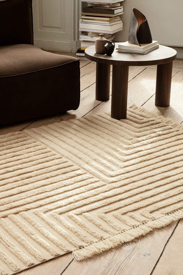 Handtuftad beige matta från Ferm Living med upphöjt taktilt mönster - en perfekt matta att inreda med för ett rofyllt hem. 