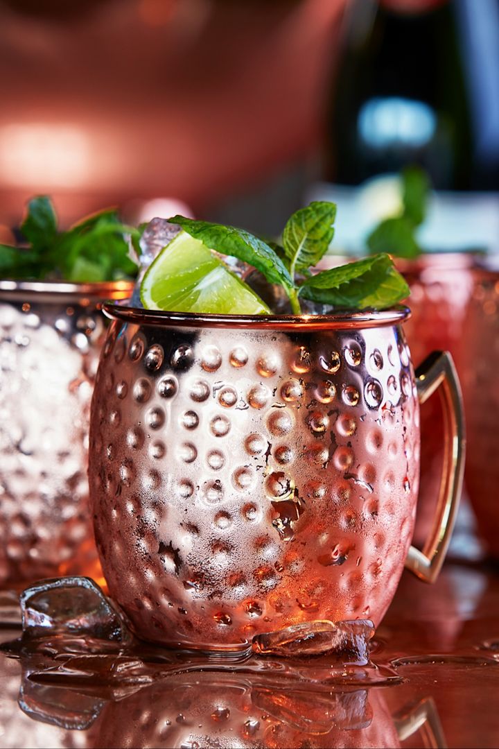 Servera din virgin mojito i en kyld kopparmugg från Dorre.