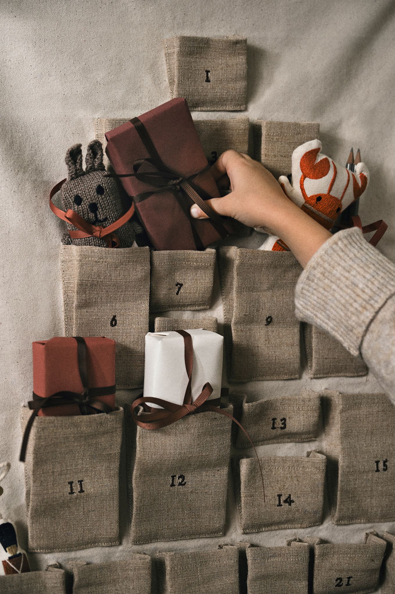 Gör egen adventskalender med Pine i textil från ferm Living. Fyll luckorna med små som stora presenter för en adventskalender för både vuxna som barn!