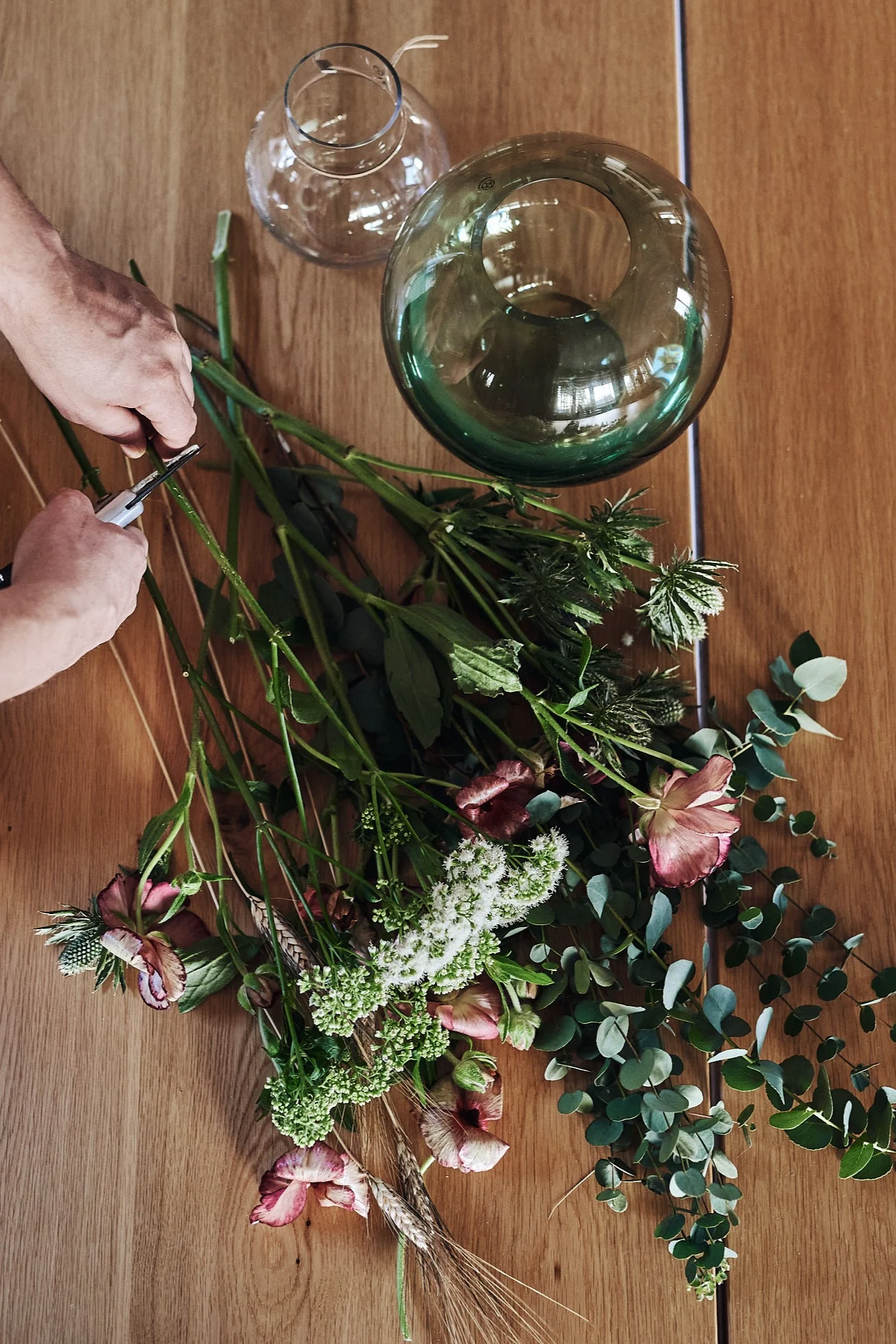 Snittblommor snittas för att få en fräsch och ny snittyta.