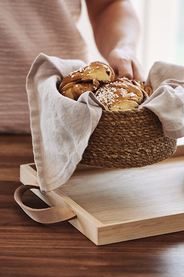 Nybakade bullar i Emil brödkorg från Dixie, serveras på den rustika brickan Norr från danska Skagerak.