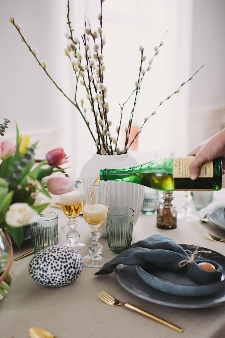 Hammershøi glas, keramikägg från Paradisverkstaden och Design With Light kruka skapar dynamiska höjder på din påskdukning.