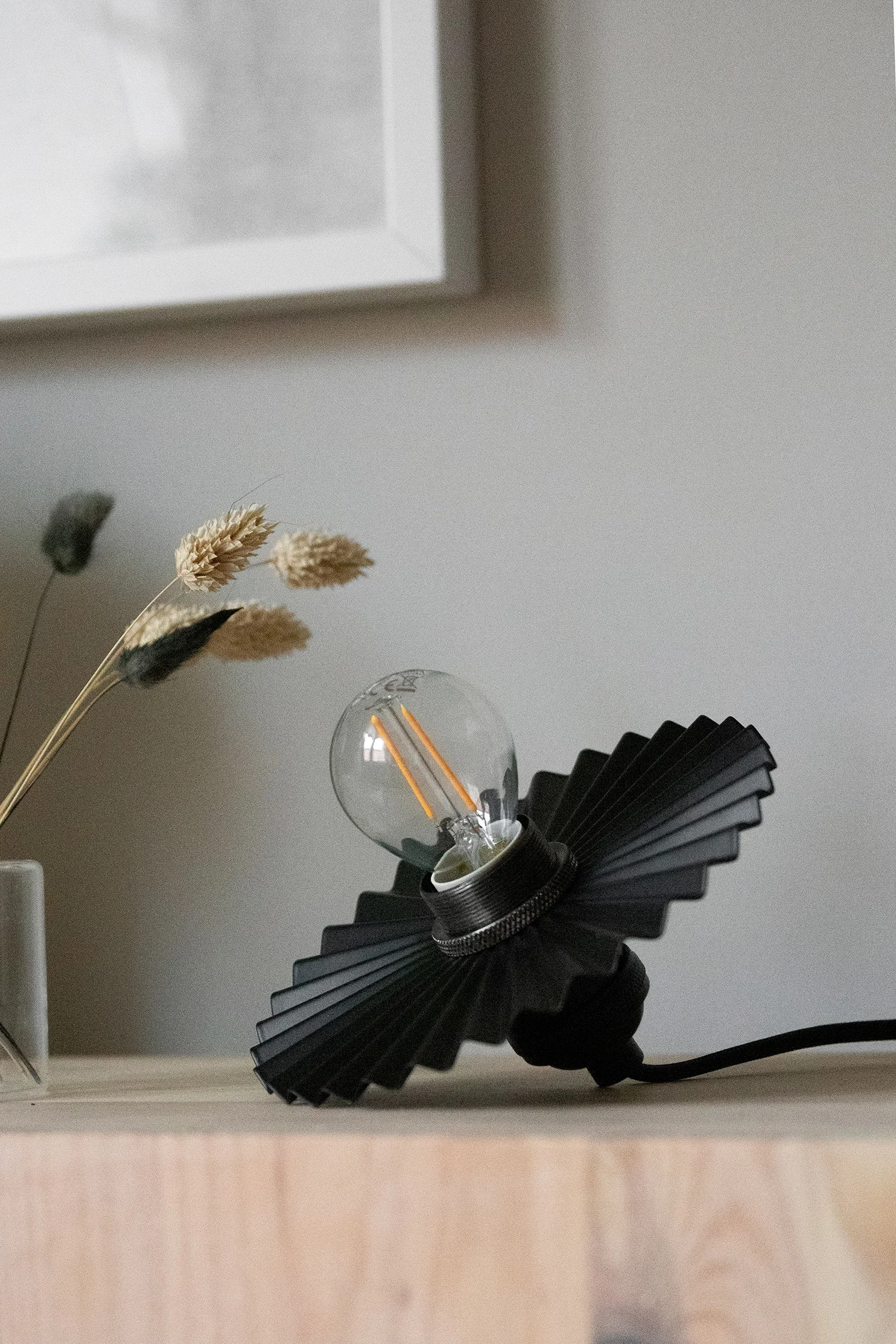 Omega taklampa från Globen Lighting är ett tips på en trendig lampa med plisserad lampskärm, som passar perfekt att hänga i ditt fönster.