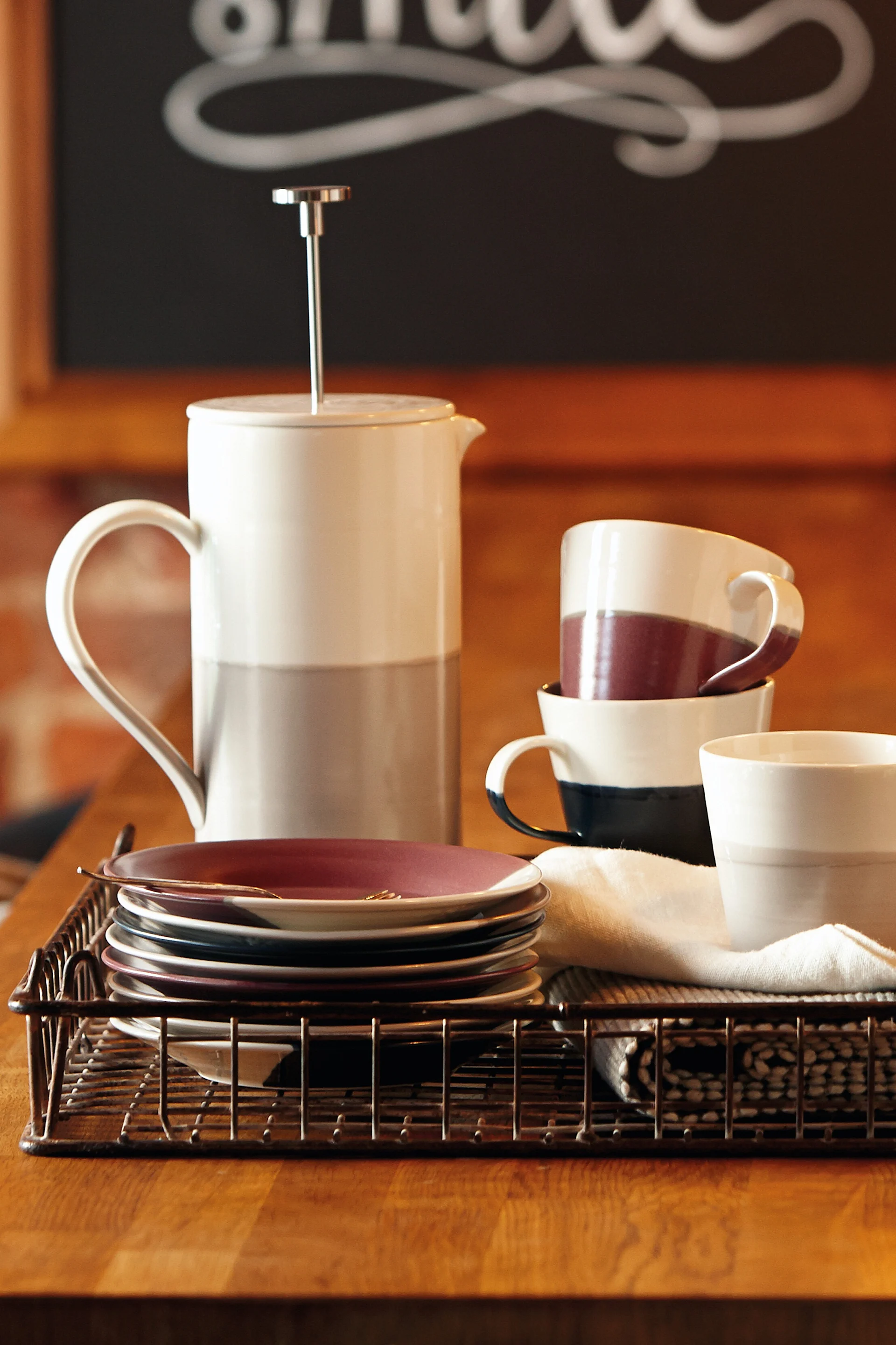 Ge bort en fransk press för utsökt kaffe på fars dag. Här kan du se Coffee Studio French Press från Royal Doulton i en mysig baratmosfär.