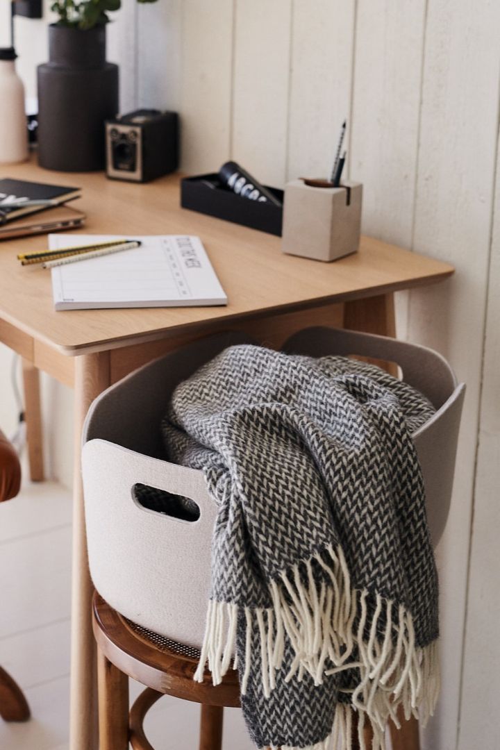Inred ditt lilla kontor med snygg förvaring som Restore förvaringskorgen från Muuto, perfekt för en mysig filt som kan hålla dig varm medan du arbetar.