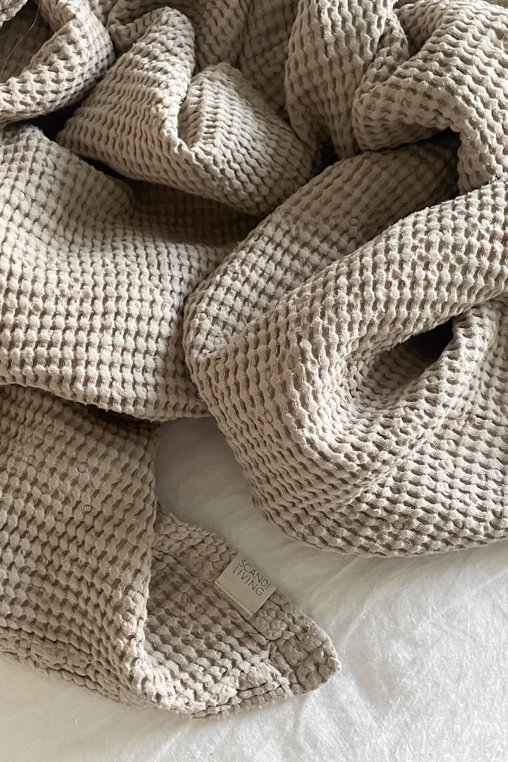 Inreda barnrum - inspiration hemma hos influencern @joanna.avento där hon inrett barnrummet med ett snyggt överkast i beigt från Scandi Living.